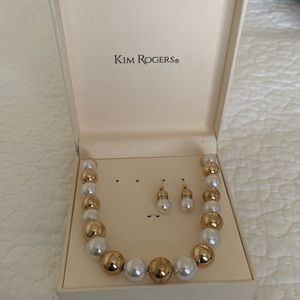 Necklace and earring set